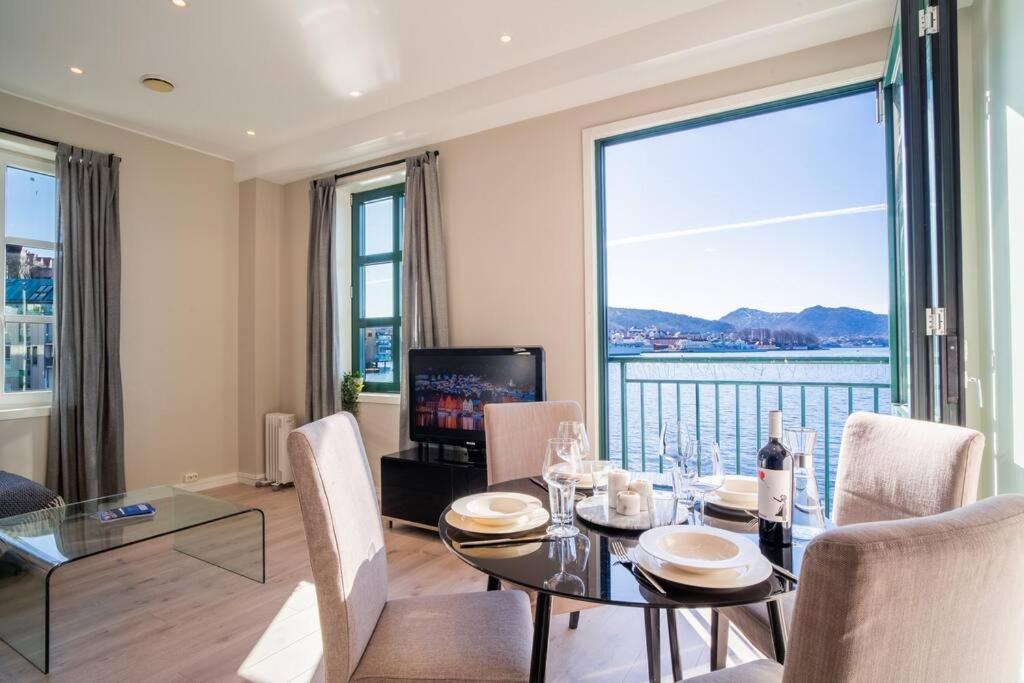 Seafront Apt. With Elevator And French Balcony Bergen Exterior photo